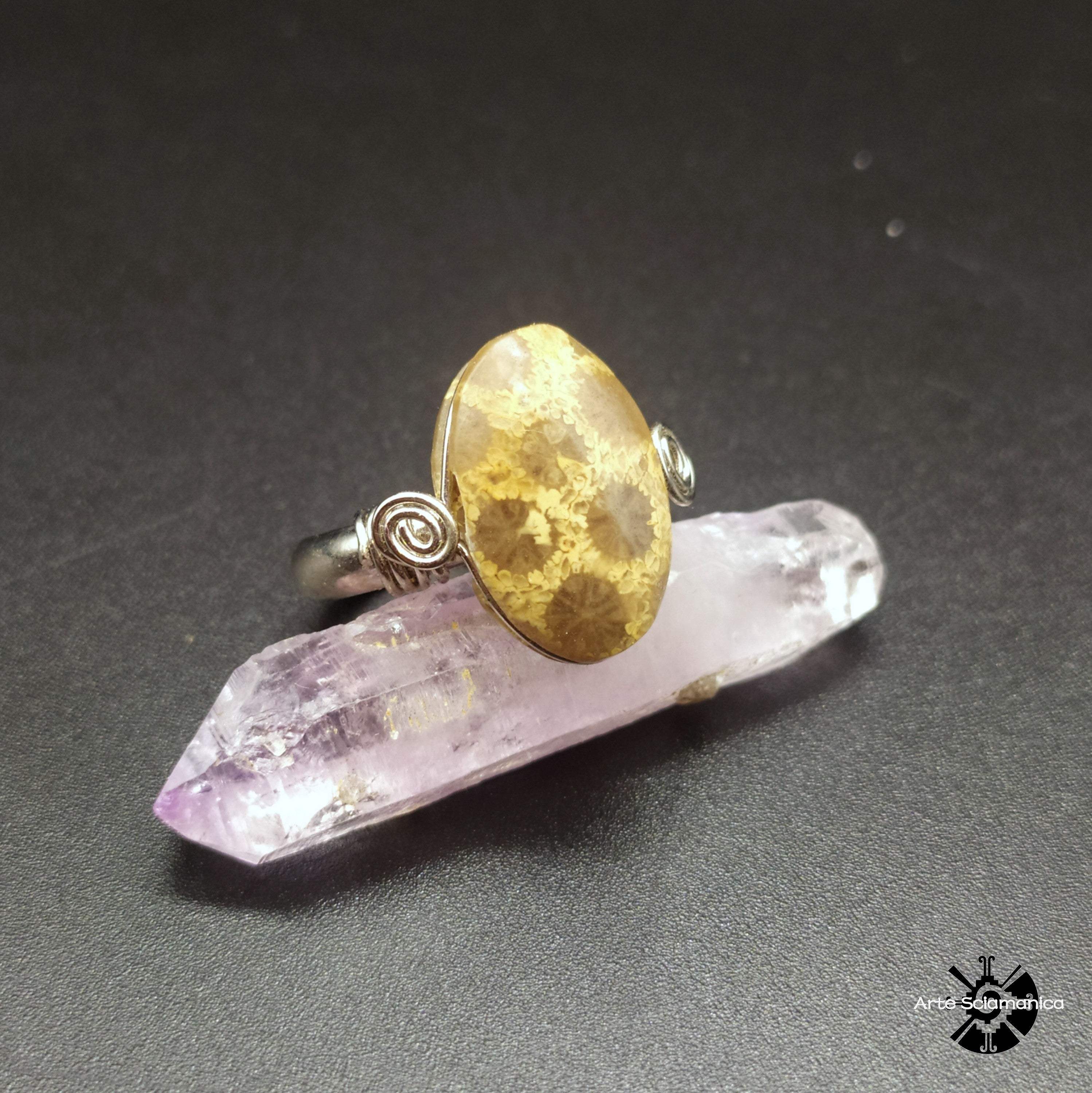 Anello con corallo fossile