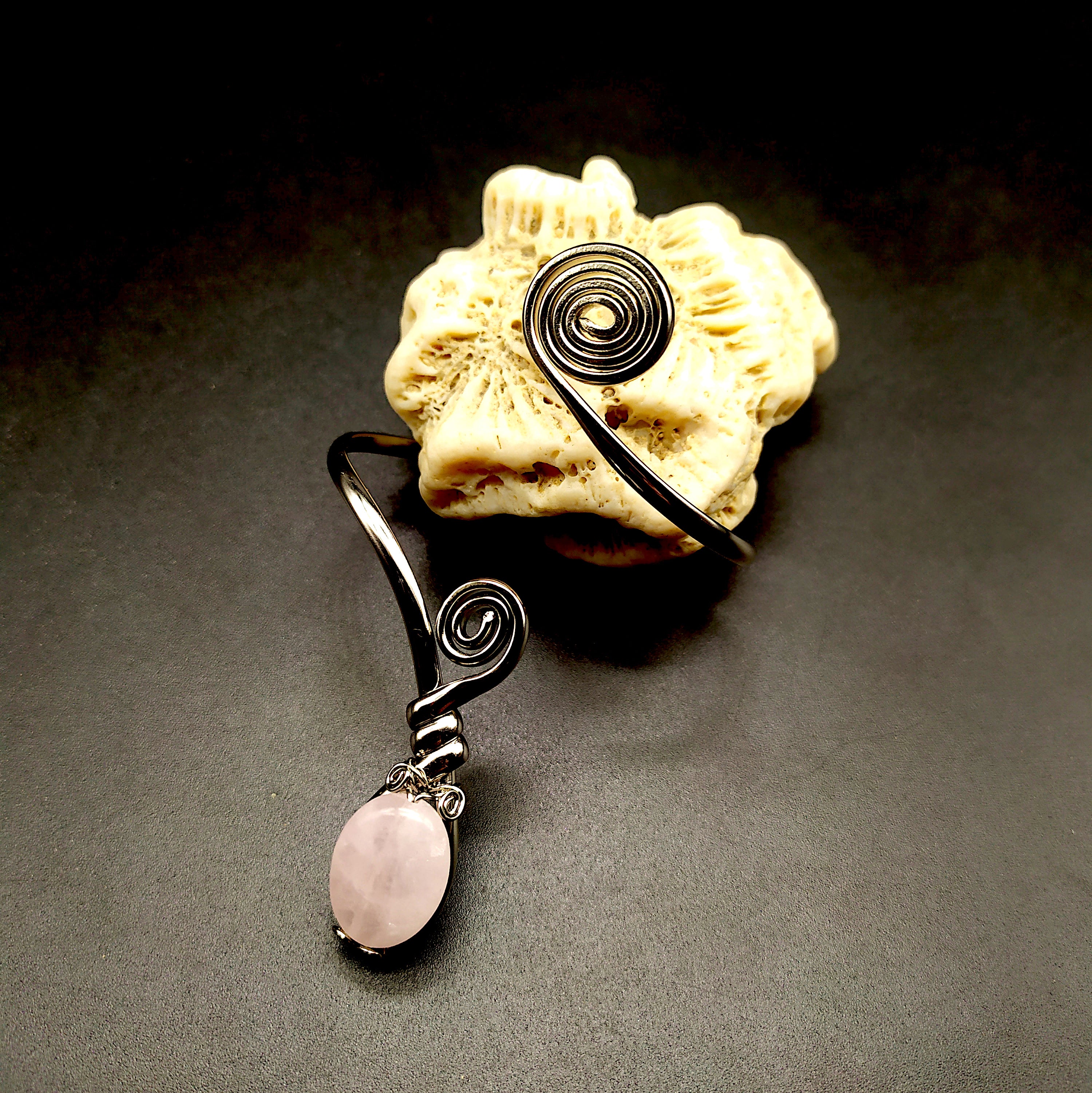 "Bracciamano" con quarzo rosa