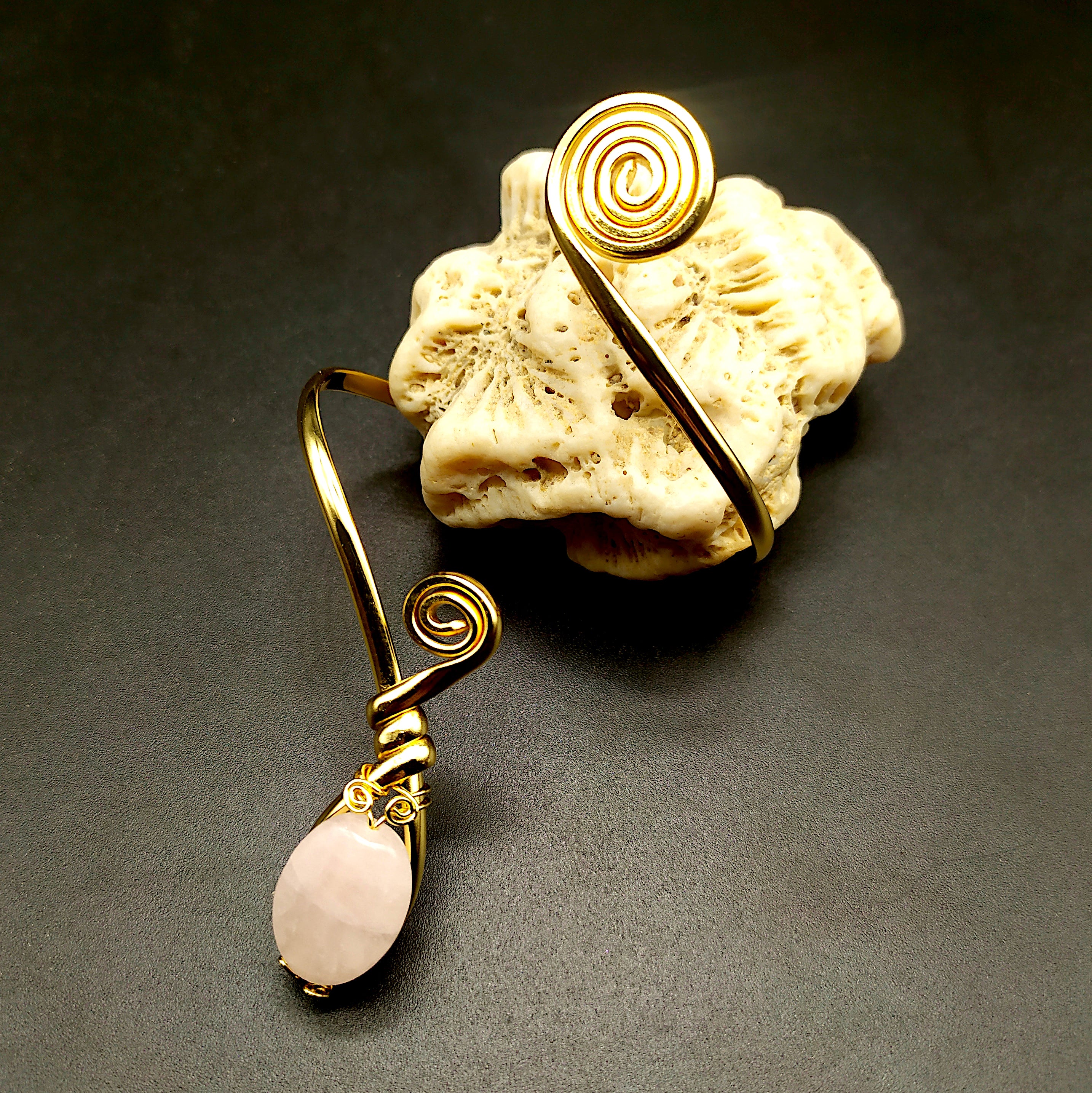 "Bracciamano" con quarzo rosa