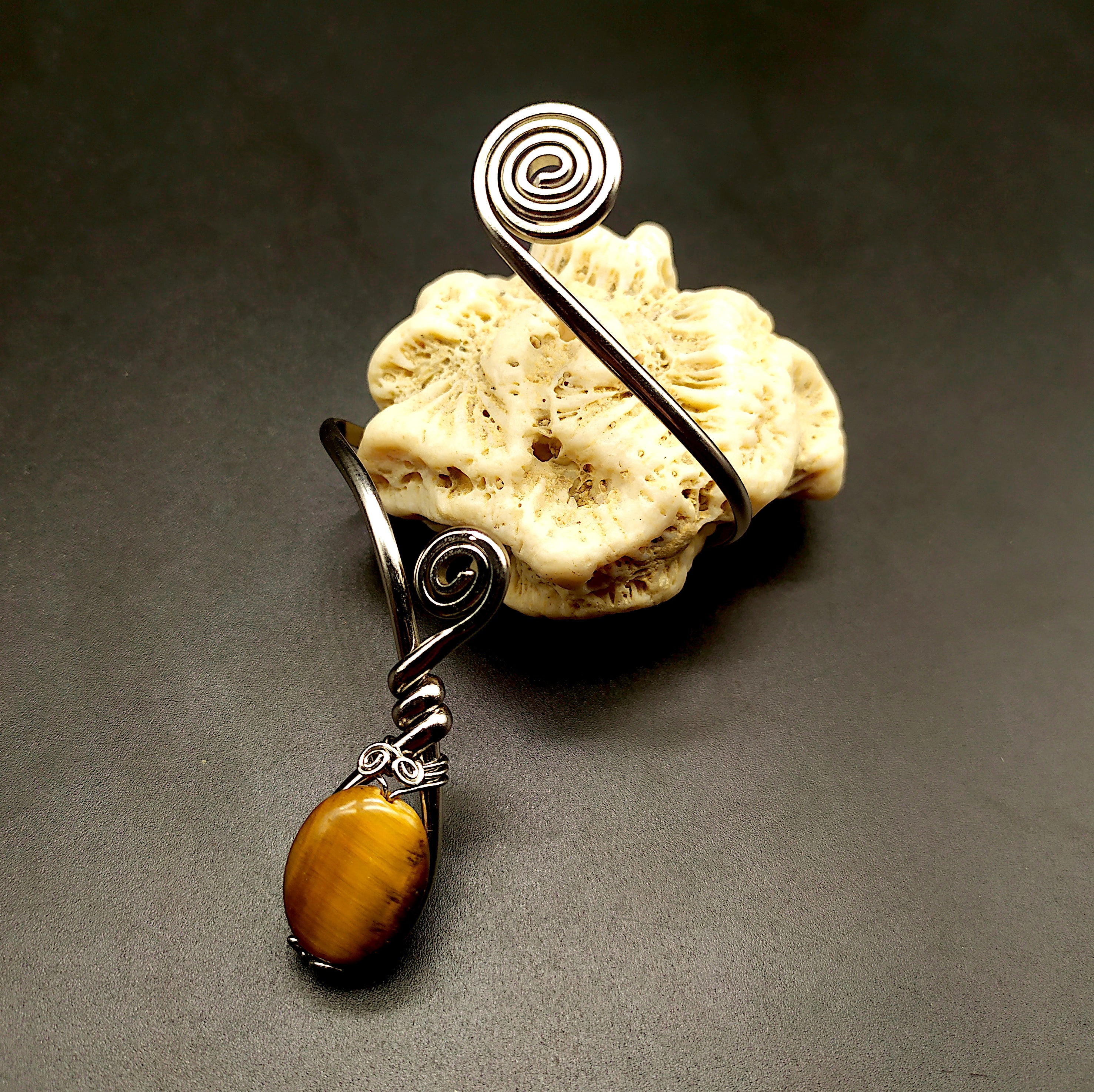 "Bracciamano" con occhio di tigre