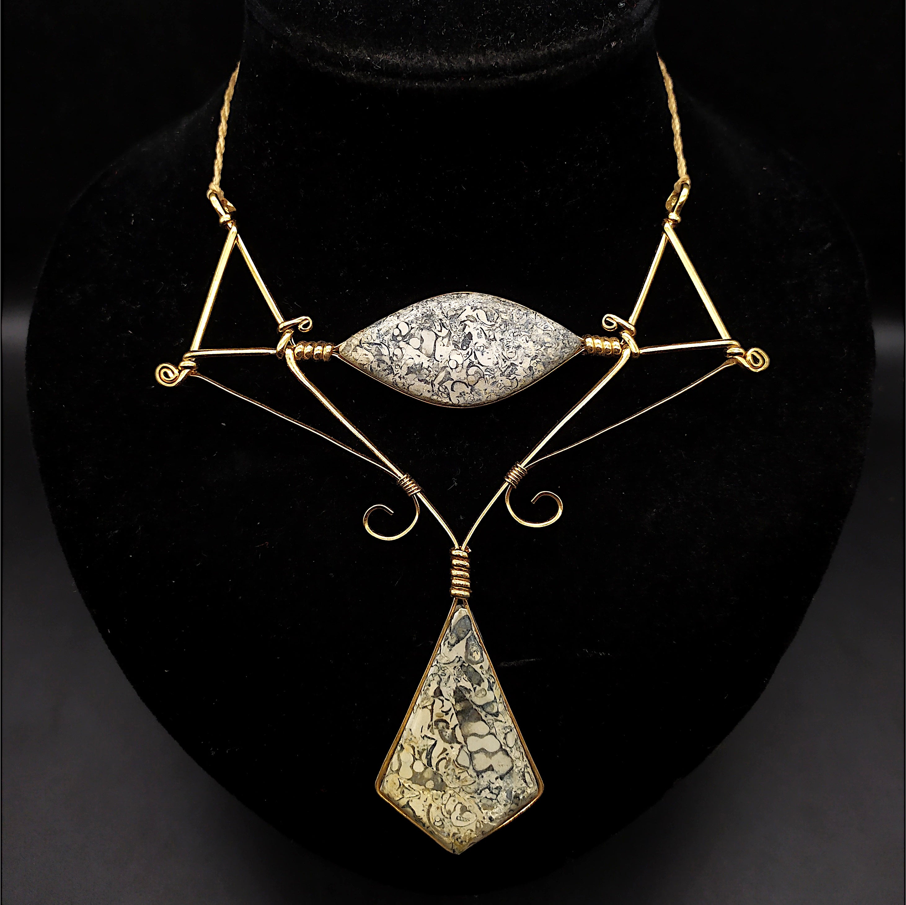 Collana con pietra fossile