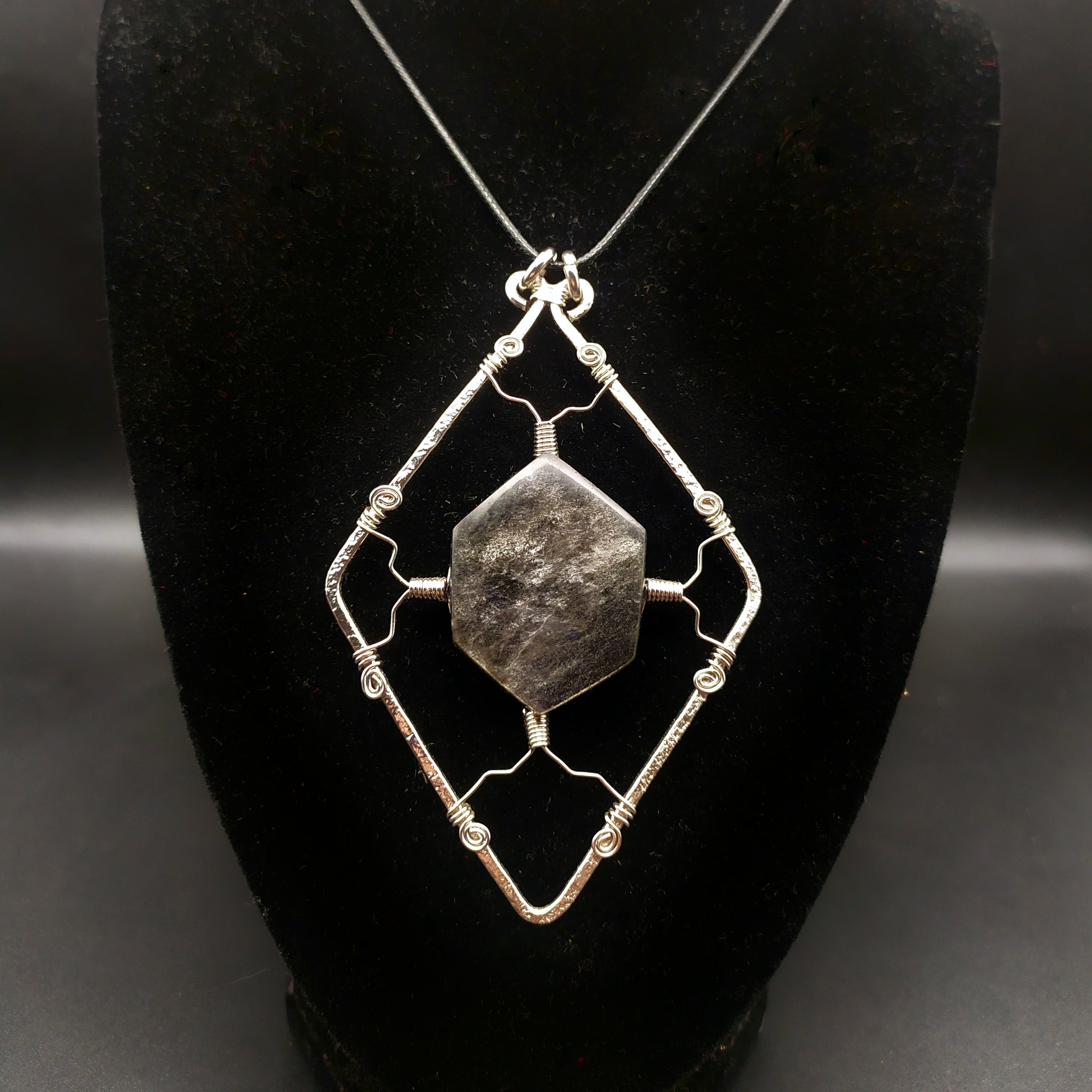 Collana con ossidiana argentata