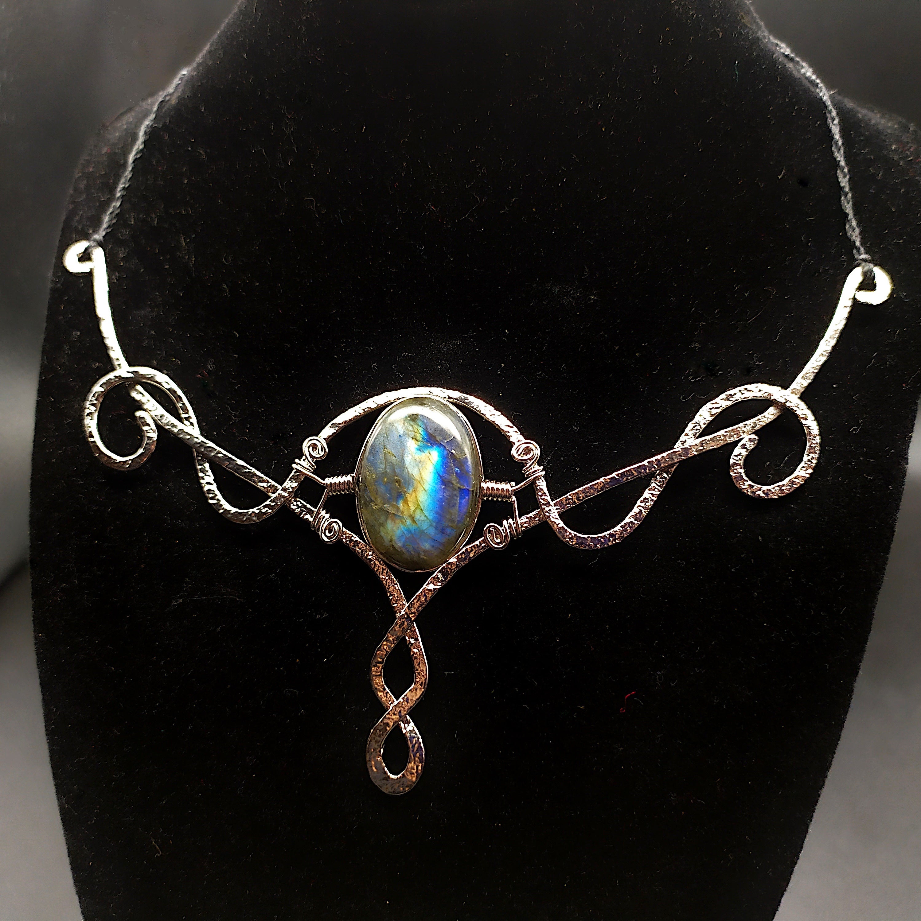 Collana con labradorite azzurra dal Madagascar