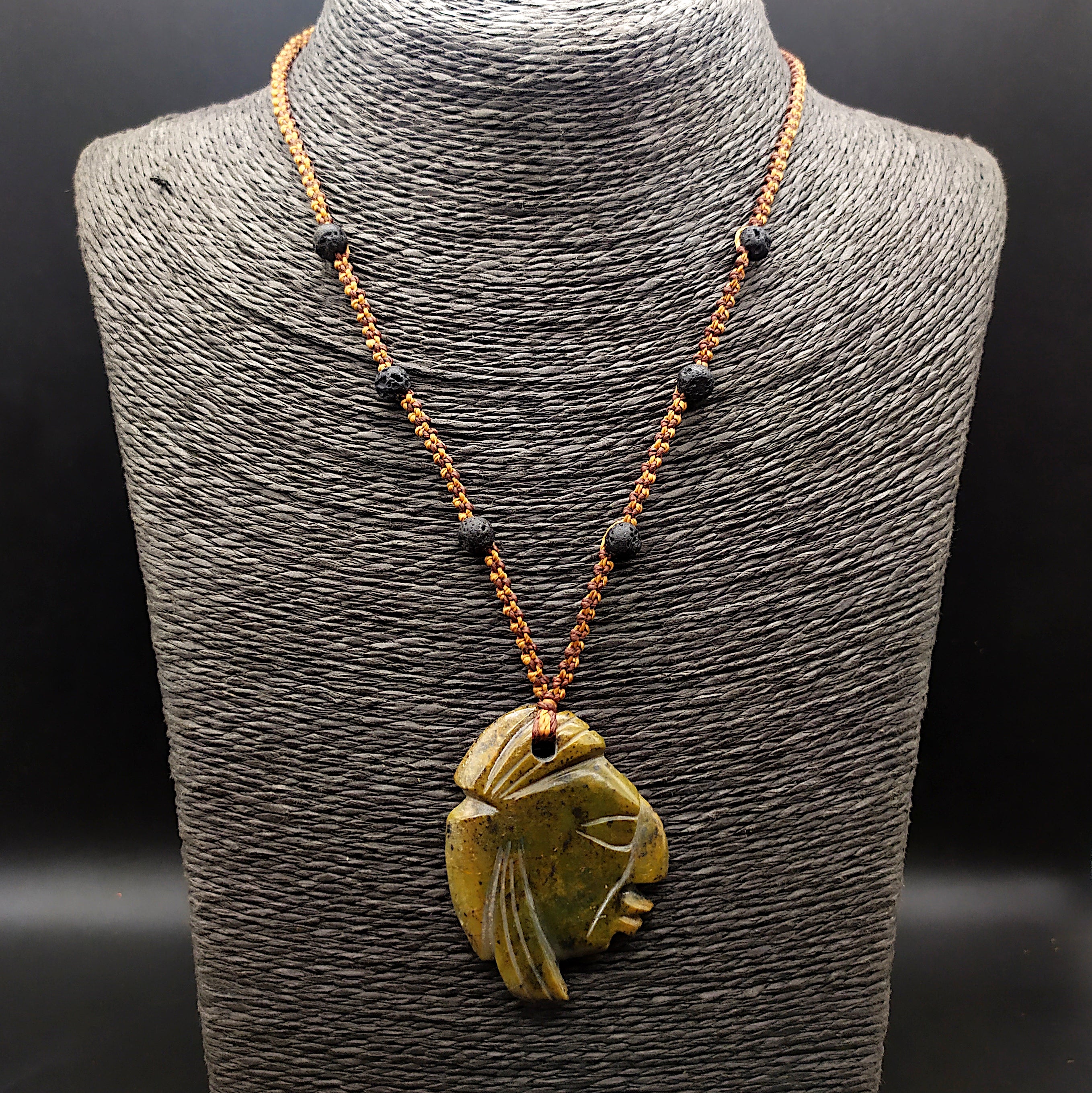 Collana con maschera maya in giadeite