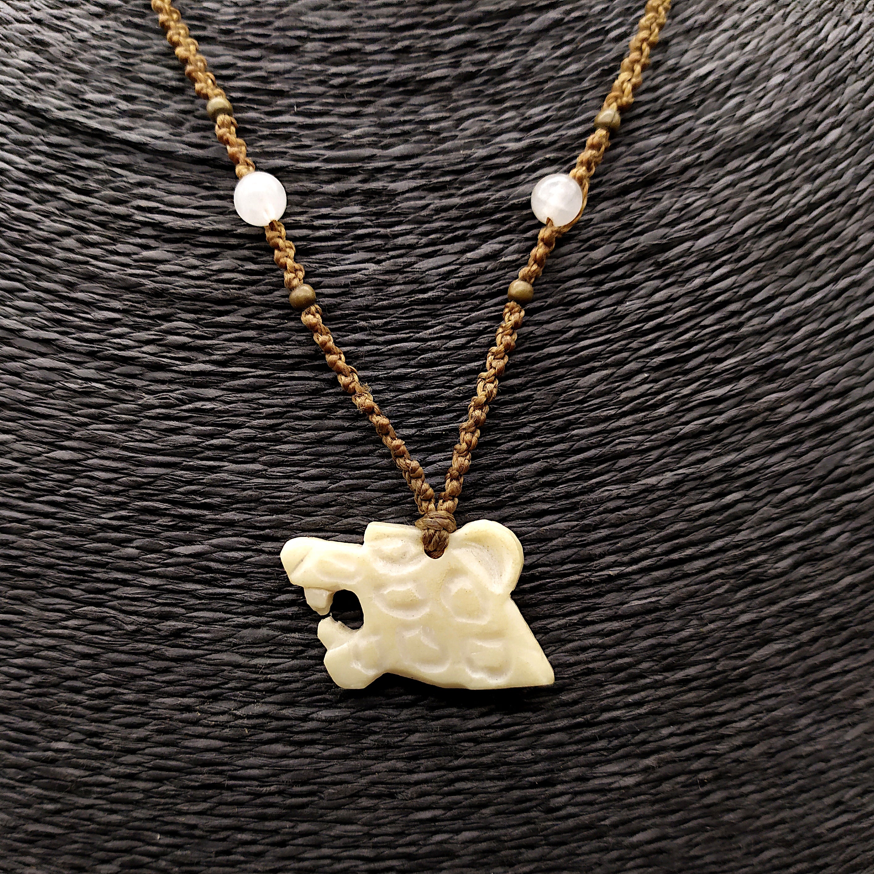 Collana con giaguaro in osso