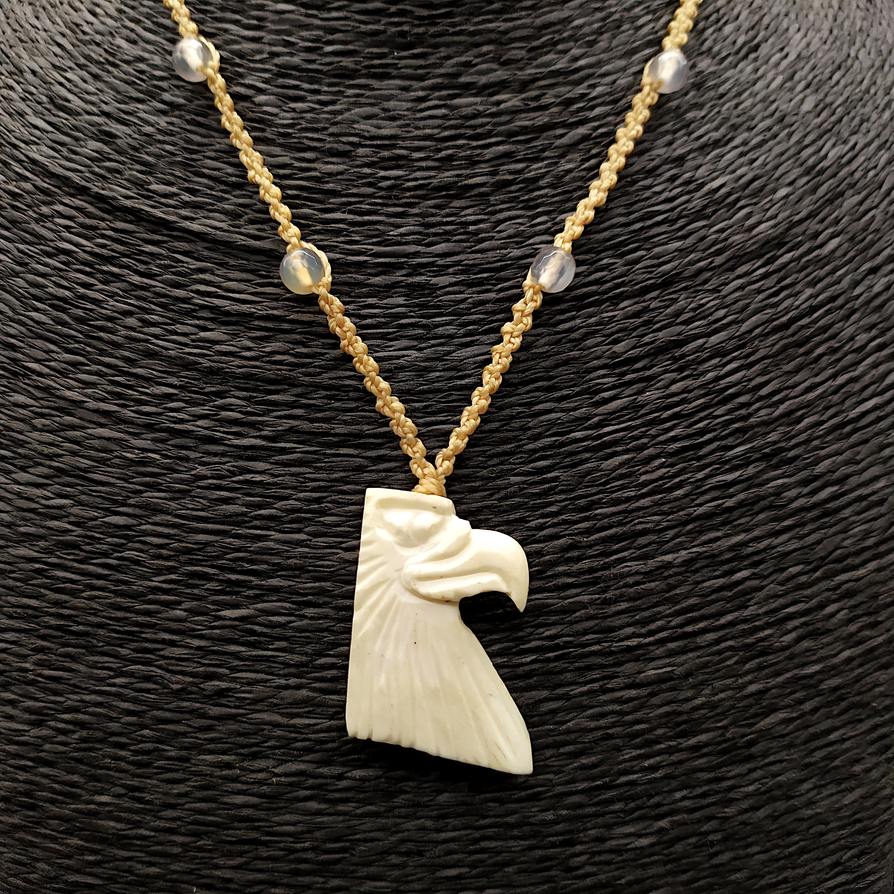 Collana con aquila in osso