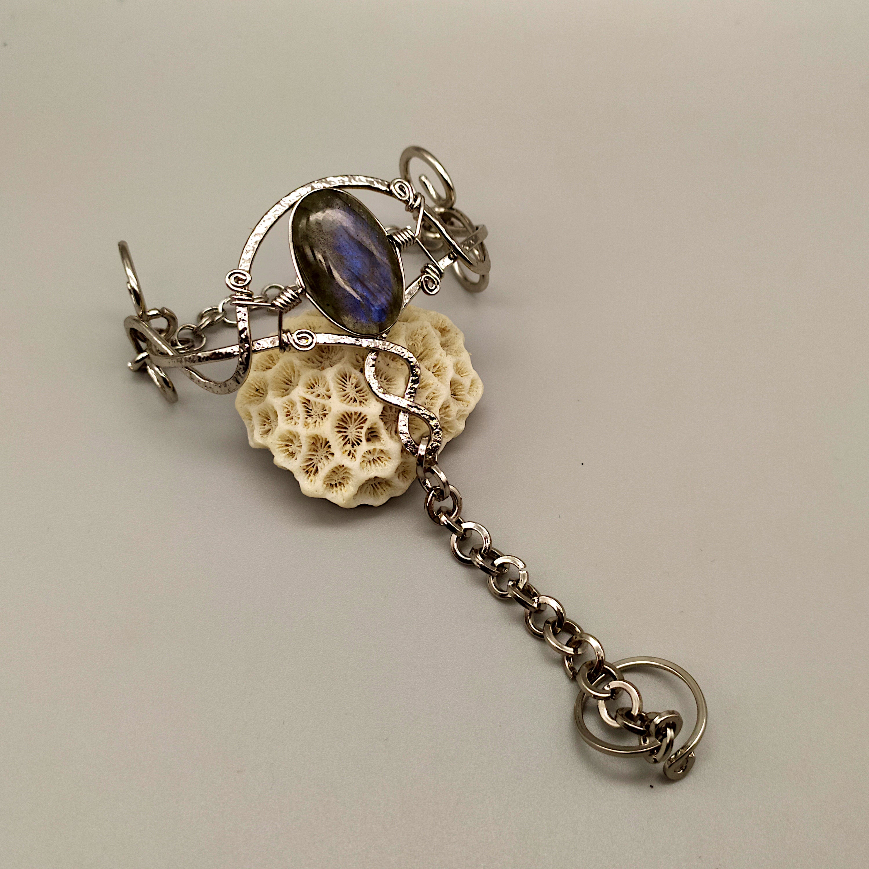 Baciamano con labradorite azzurra