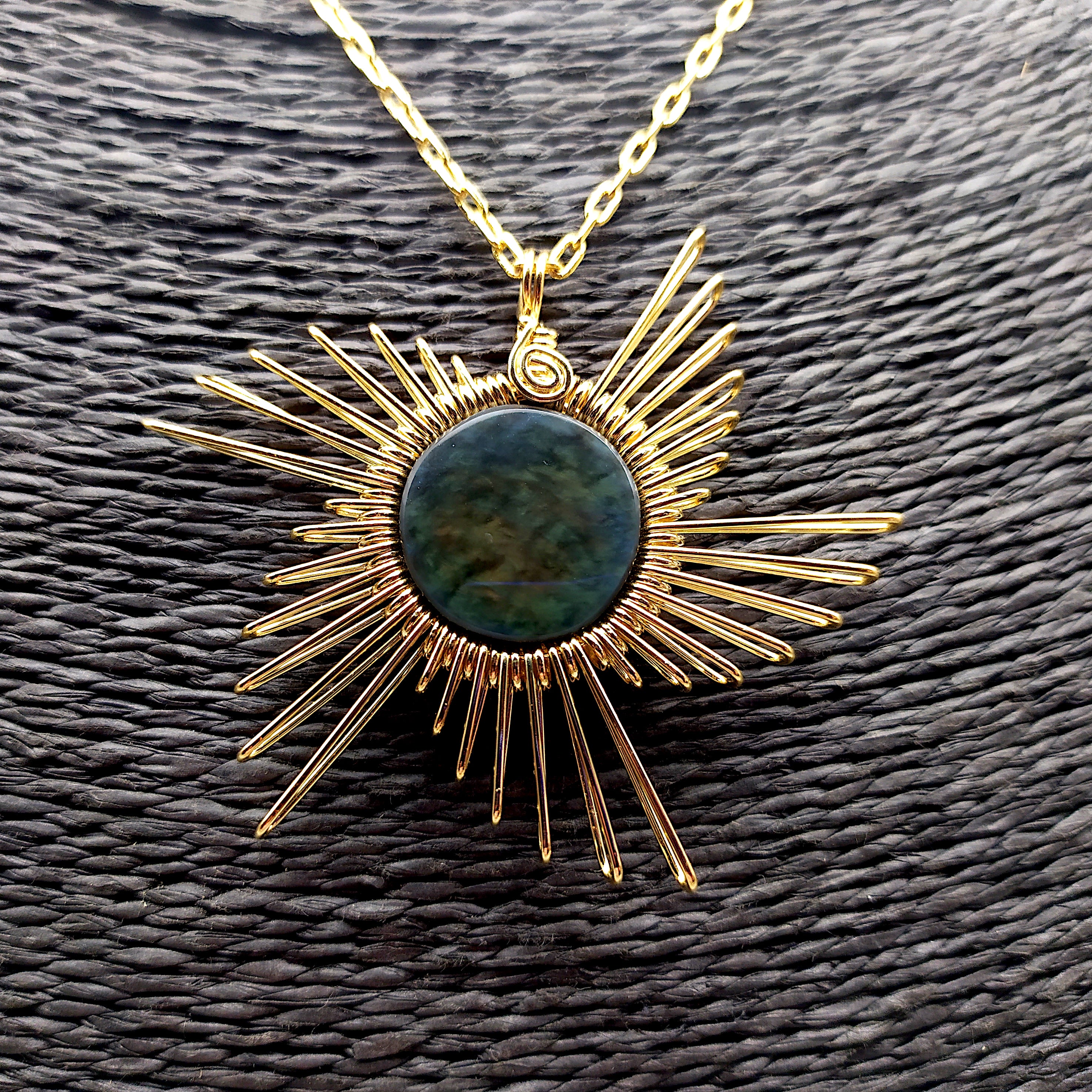 Ciondolo con ossidiana "manto huichol"