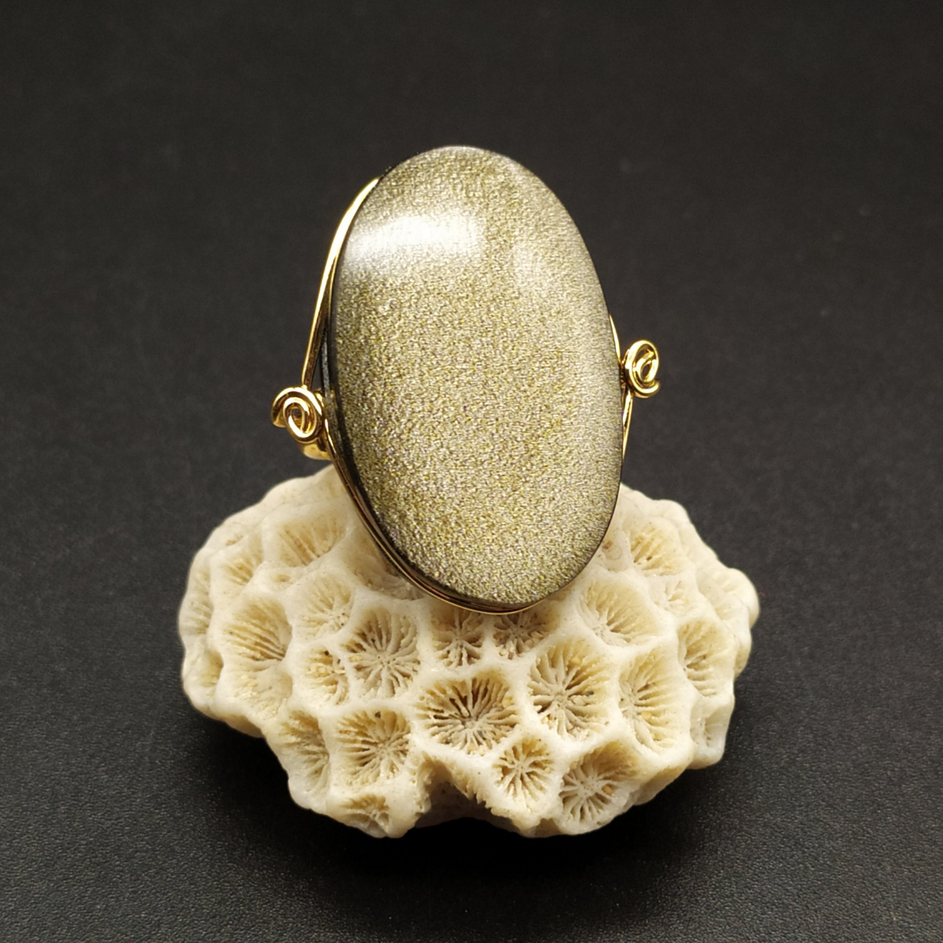 Anello con ossidiana dorata