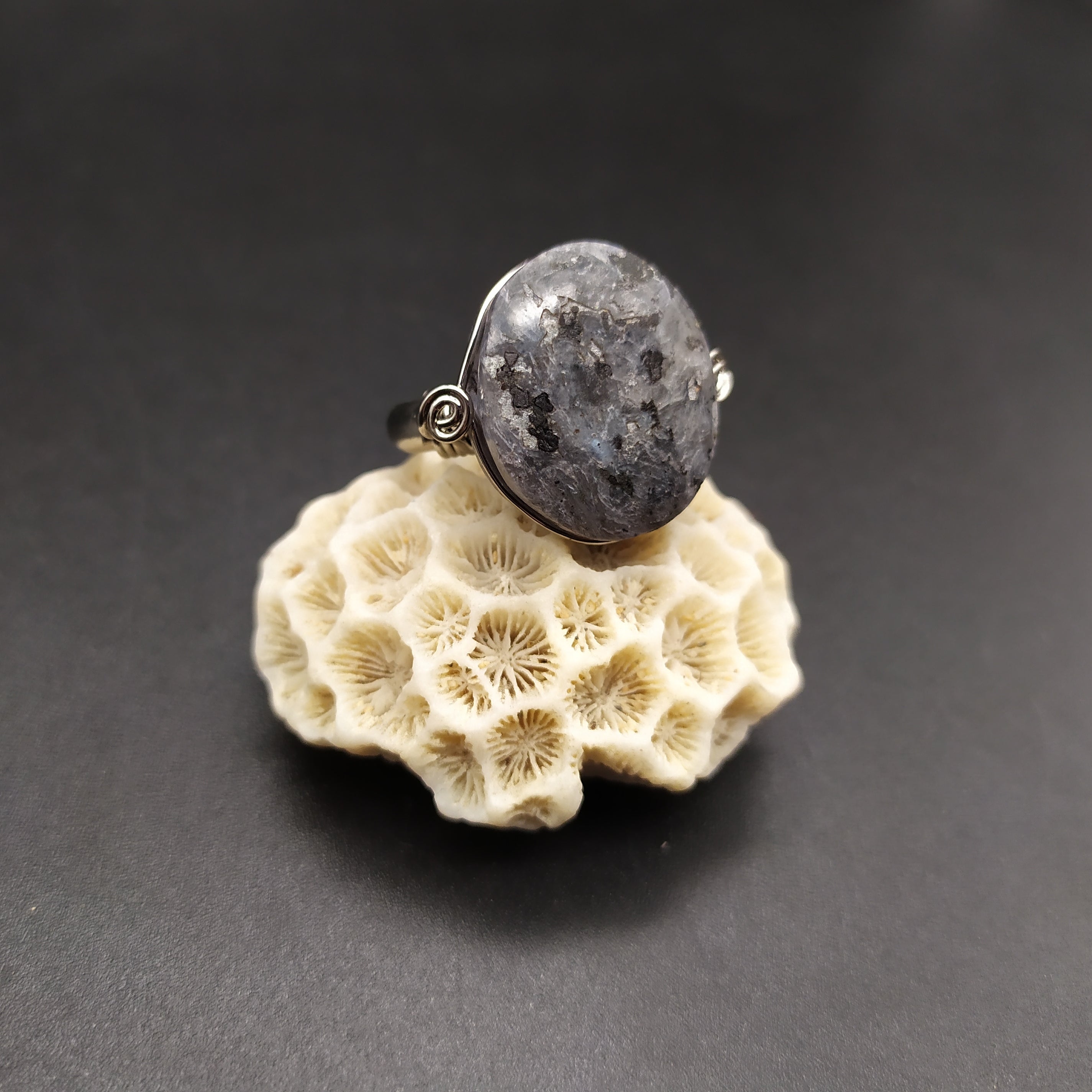 Anello con merlinite mistica