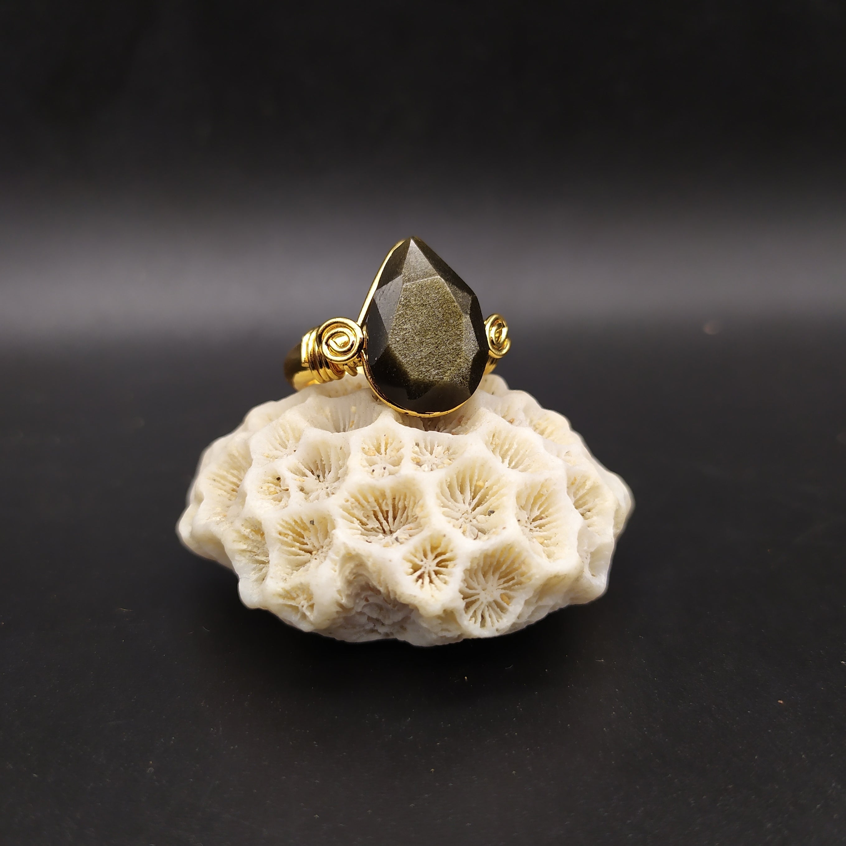 Anello con ossidiana dorata