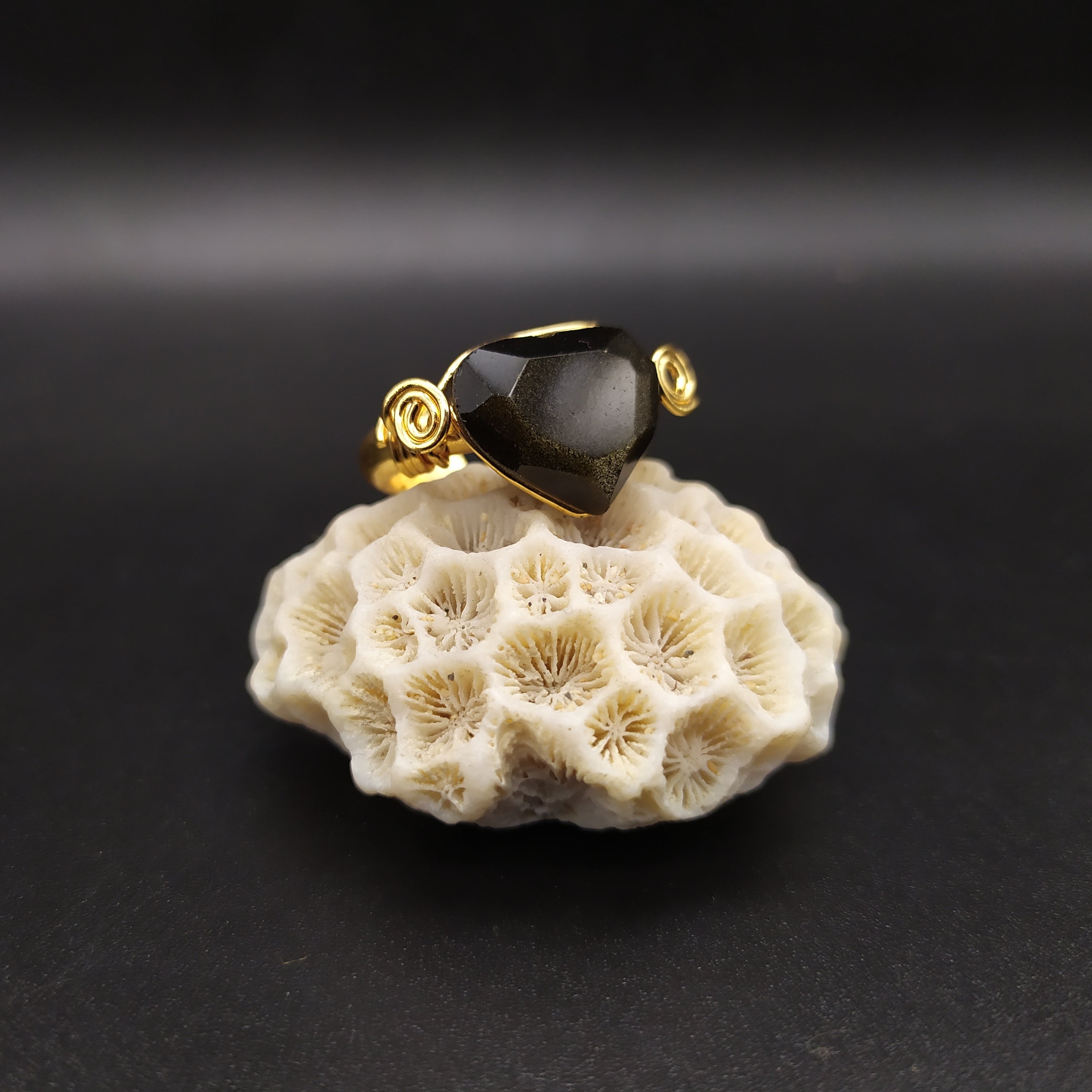 Anello con ossidiana dorata