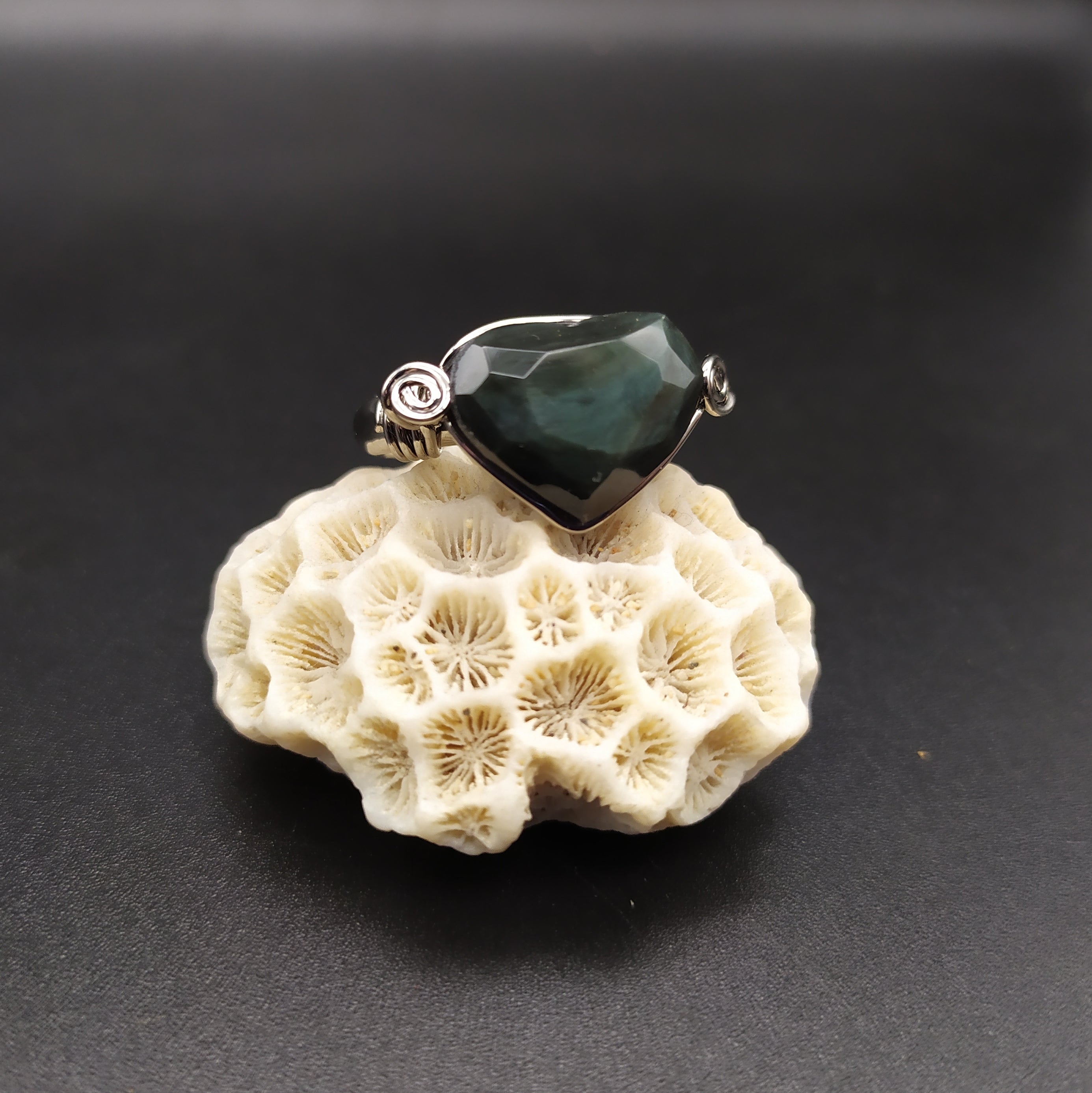 Anello con ossidiana manto huichol