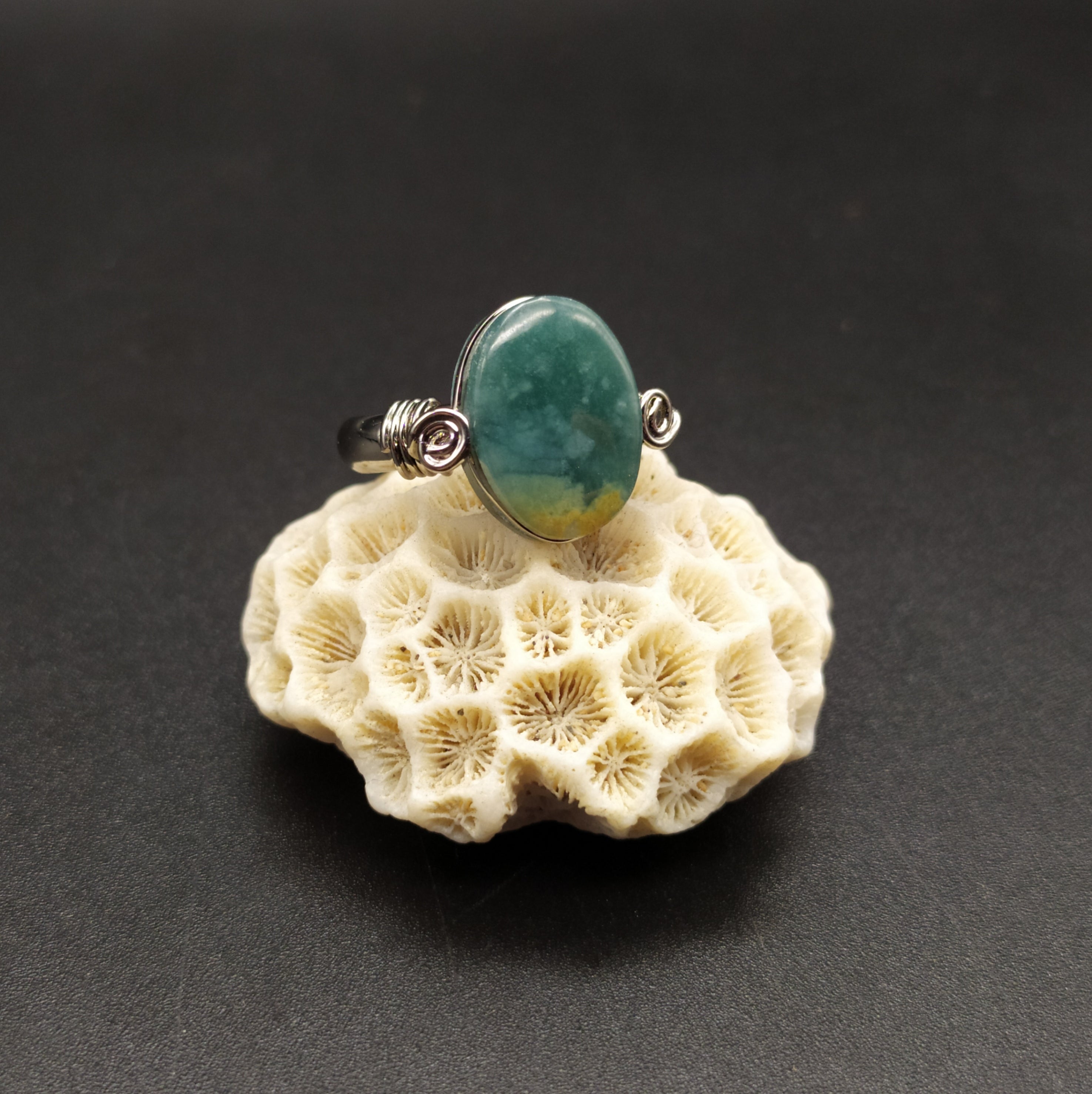 Anello con giada azzurra